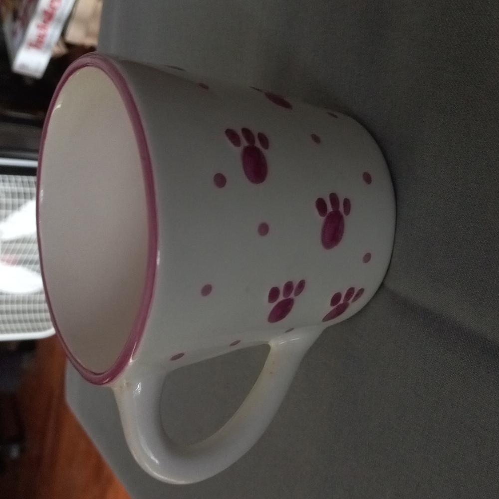 Cup with kitten in bottom